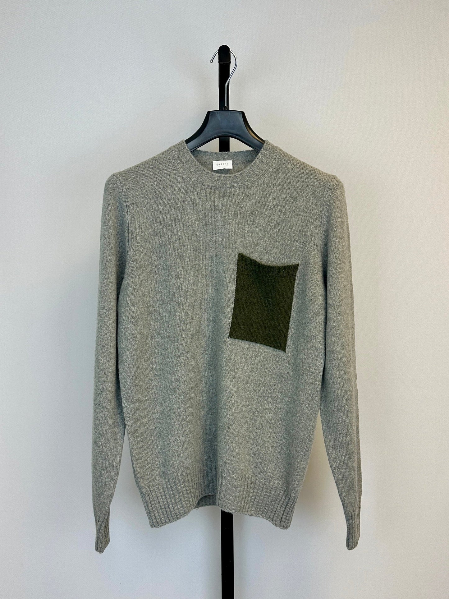 04651 / Trip In A Bag Pocket Crew Sweater